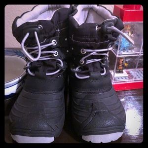 Little boy size 13 snow boots. Never used!